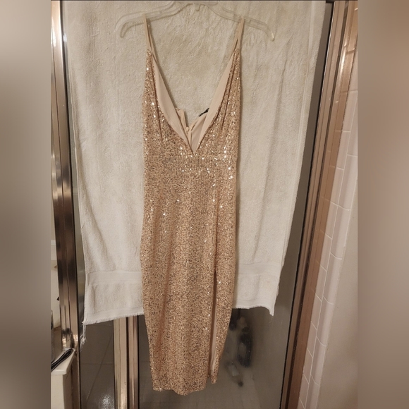 Dresses & Skirts - NWT Gold sequin dress